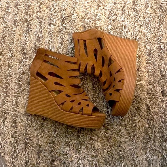 Hot Tomato Brown Wedges - 9 - Picture 1 of 4